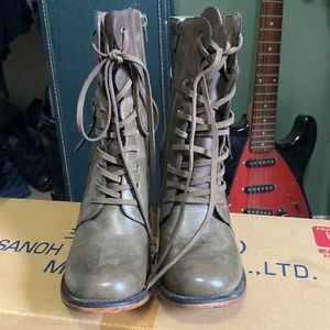 Zip up heeled boots, size 8. Brand new condition